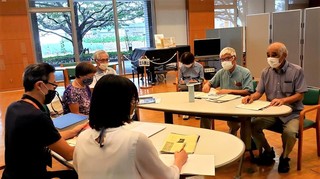 0812担当と懇談.jpg